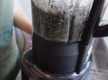 step3: 炒香芝麻和水放入攪拌機攪碎