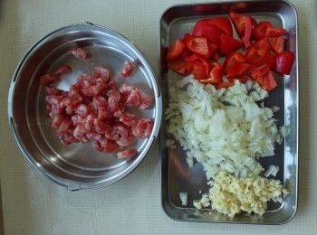 step1: 香腸切小塊。甜椒切塊。洋蔥切末。蒜頭切末。鴻喜菇去根。