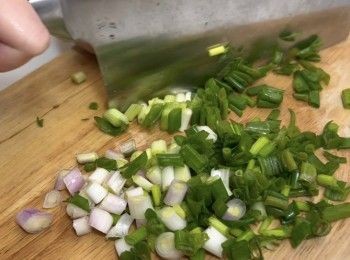 step1: 首先將蔥清洗乾淨，切段再切粒
