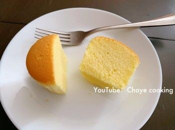 step2: 3 pcs（55g each)
Egg 大号鸡蛋

35g 3tbsp
Oil 油

40g 4tsp
Milk 牛奶


60g 7 1/2tbsp
Cake flour
低筋蛋糕粉

1 tsp 8drops
Lemon juice
柠檬汁

50g 4 tbsp
Sugar 白砂糖


1 tbsp 12g
Corn starch
玉米淀粉