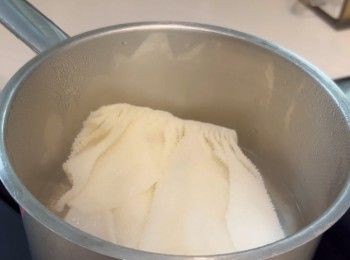 step2: 將牛柏葉洗乾淨（可以粗鹽搓揉再過清），然後放於滾水中，飛水大約30秒。