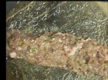 step2: 然後將1張腐皮剪開（一開二），用清潔的布抹一抹，然後將肉餡放在腐皮上，排成一排，慢慢把它卷成長型條狀，最後用粟粉水，將兩邊剩下的腐皮摺好，及包裹著肉餡備用。