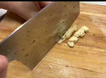 step4: 將蒜頭拍扁、切粒。