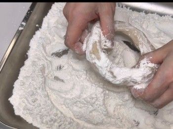step8: 雙手撲點手粉，取出其中一份糖膠（分開兩份糖膠製作，可以較省力），然後於糖膠的中央開一個小洞，製作出「小軚盤」。