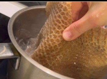 step1: 先將金錢肚解凍、洗乾淨，然後放到滾水中汆水，大約10分鐘。