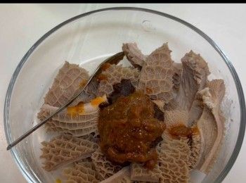 step7: 將金錢肚加入調味料，醃製30分鐘。
調味料包括柱侯醬、沙嗲醬、蠔油、豉油、胡椒粉和紹興酒。