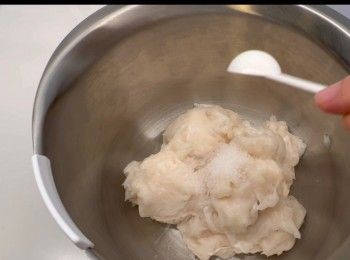 step3: 於魚蓉加入一茶匙鹽