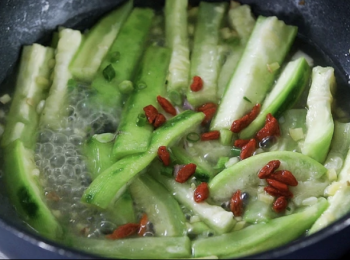 step3: 開蓋，加鹽和糖，再加入杞子，以粟粉水收汁。
Open the lid, put in salt and sugar. Then put in wolfberries. Thicken the sauce with cornstarch water.