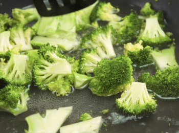 step2: 落西蘭花至水滾後盛起
Add broccoli into water and bring to boil, take out.