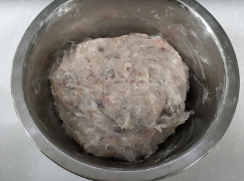 step3: 再加入玉米粉、鹽、麻油、胡椒粉，拌勻，做成餡料