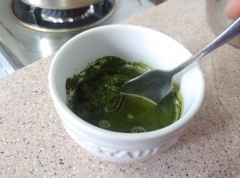 step2: 綠茶粉加熱水攪勻備用 (如太杰可加入材料內的部份低脂奶 )