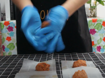 step3: 將食譜中的調味加入免治牛肉中，然後不斷搓揉直接融合在一起，接著分為60-70克一份，再對每一塊肉摔打多6-7下