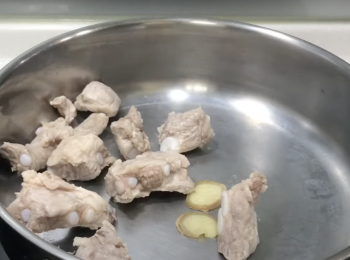 step5: 白鑊稍微炒薑和汆燙過的豬軟骨