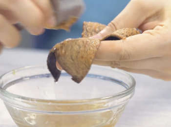 step2: 刮去果瓤，洗淨切絲
Scrape off white pith with small knife. Rinse and shred.