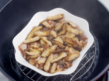 step5: 隔水蒸20分鐘，放上葱絲，完成