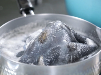 step2: 烏雞汆水、洗淨。
Blanch silky fowl and wash.