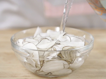 step1: 海底椰乾浸水；粟米切件。
Soak dried sea coconut. Cut corn into pieces.