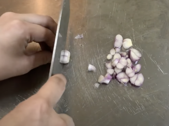 step4: 紅蔥頭洗淨、切片