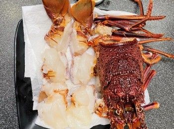 step1: 龍蝦洗淨，蝦身和頭分開，蝦頭去鰓去內藏留龍蝦膏，蝦身去腳，全部斬切備用，意大利粉跟包裝指示烹調，烚意粉時間減2分鐘。