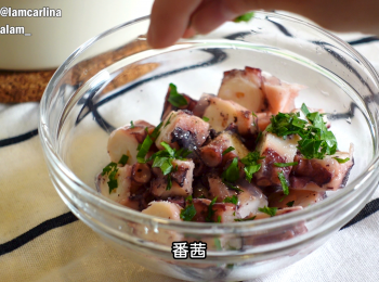 step4: 切成小粒。加一點橄欖油、少少鹽、黑胡椒、番茜碎、黑水欖片。