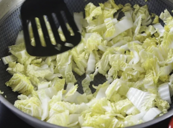 step1: 蝦米浸水。大白菜切段，再切條。燒熱油，爆薑片，加入大白菜拌炒，加入雞湯。蓋上，收中火煮15分鐘。
Soak dried shrimp with water. Cut cabbage in pieces, then cut in strips. Heat the oil, pan-fry ginger, then put in cabbage. Stir-fry and put in chicken broth. Cover the lid, turn to mid-heat and cook for 1