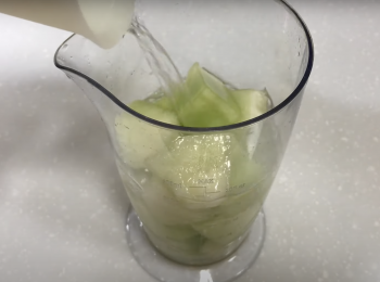 step1: 蜜瓜加水打成蜜瓜蓉備用