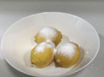 step2: 用少量食用小梳打粉和2茶匙粗鹽，搓揉清潔黃檸檬表面