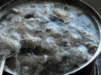step1: 豬肋排冷水下鍋煮滾後撈掉浮沫，血水去除後取出備用。
乾香菇、腐竹泡發備用。
香料、中藥放入香料袋中備用。