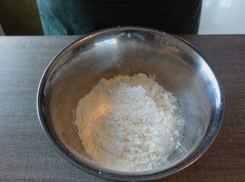 step1: 首先把材料(1)混合 成為水皮 
完成後水皮休息最少四小時