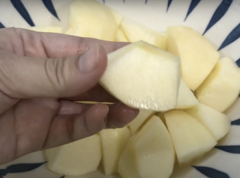 step1: 蘋果用水洗淨、削皮、去芯、切小塊