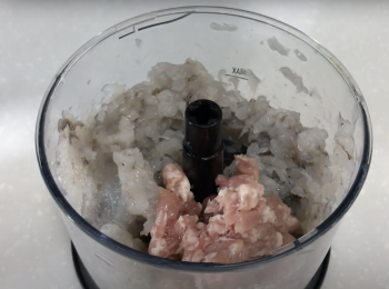 step2: 加豬肉碎和蛋白攪拌