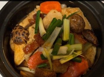 step7: - 最後倒入豆腐，加少許水一起炆至軟稔後，加<span class="group_2">調味料</span>，埋獻，上桌時加蔥段裝飾便成。



想知道更多食譜 for more information about the recipes, pls go to my Facebook page:- https://m.facebook.com/carlineki/