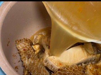 step10: 再倒入大半碗水（大概覆蓋¾的金錢肚就可以了）。