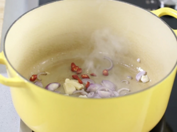 step2: 燒熱油，爆香乾葱、蒜頭、辣椒、干貝醬、蜆肉醬、紹興酒。
Heat the oil, saute dried shallot, garlic, hot pepper, dried scallops sauce, clam sauce and Shao Xing wine.