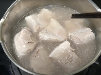 step3: 用室溫水汆燙後，洗淨