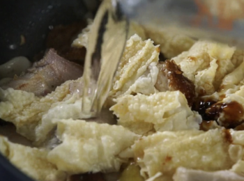 step3: 下油，油滾熱，爆香蒜頭、薑片和乾葱，放入燒肉炒勻。加枝竹炒勻，加少許的水煮滾，加蓋煮5分鐘。
Add oil and cook to boil. Sauté the garlic, sliced ginger and minced shallot until fragrant. Add roast pork and stir fry. Add bean curd sheet and stir fry well. Pour in little water and cook to boil. Cover w