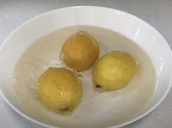 step3: 加水浸泡半小時，再用清水洗兩遍，用廚房紙巾抹乾