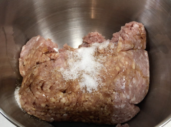step1: 豬肉碎加醬油、鹽、糖、胡椒粉