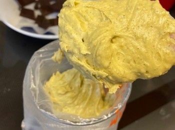 step7: 加入已篩勻的粉類，輕輕攪拌成麵糊；將麵糊放入唧袋內。