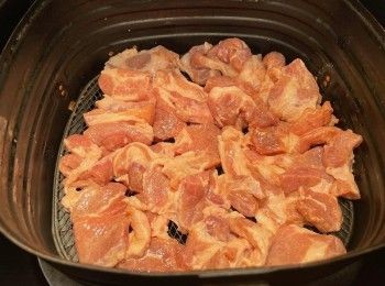 step1: 豬扒解凍切件，用醃料醃幾小時。豬扒放入氣炸鍋內，溫度設180度15分鐘，中途鬆一鬆開啲豬扒，豬扒熟透盛起。（氣炸鍋內不鋪錫紙或烘焙紙）