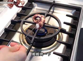 step3: 八爪魚用鐵針叉著，在火爐輕輕烤一下。有焦香味就可以了拿走。