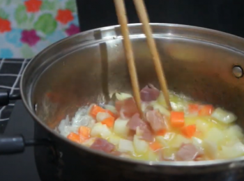 step2: 小火融化牛油，加入甘荀和洋蔥，炒到軟身後加入煙肉，再炒到焦化後加入麵粉攪合均勻。