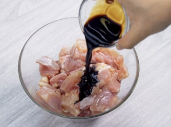 step3: <a href="https://bit.ly/2ZxapeY" target="_blank" data-keyword="雞扒" class="guide-link"><strong>雞扒</strong></a> <span style="display:inline-block;vertical-align:middle;margin-top:-3px;color:initial;border-radius:3px;padding:2px 3px;font-size:12px;line-height:14px;background:#87d300;color:#fff;">即買</span> 切件，醃10分鐘後置碟上