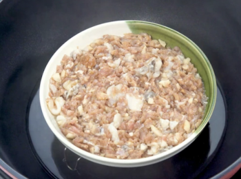 step4: 置深碟內隔水蒸約8分鐘