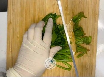 step1: 菠菜洗淨，切去根部位置，再切開一半，瀝水備用。