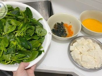 step4: 百福豆腐切粒，皮蛋和鹹蛋除塊外層泥，剝殼切粒。雞蛋攪拌打至雞蛋液。