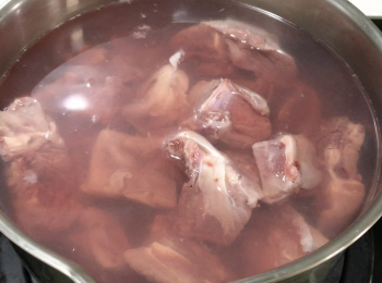 step5: 豬骨用溫室水汆燙，再水清洗