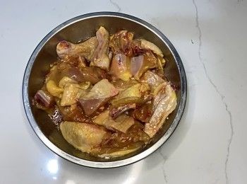 step2: 把雞件加入醃製<span class="group_1">材料</span>，拌好放進冰鮮格30分鐘。