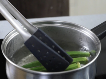 step3: 水滾，下鹽，放入秋葵煮1分鐘
