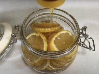 step5: 在玻璃放入蜂蜜和檸檬片，一層蜂蜜，一層檸檬片，最後用蜂蜜淹過所檸檬片，蓋蓋冷藏保存，3天後即可享用
